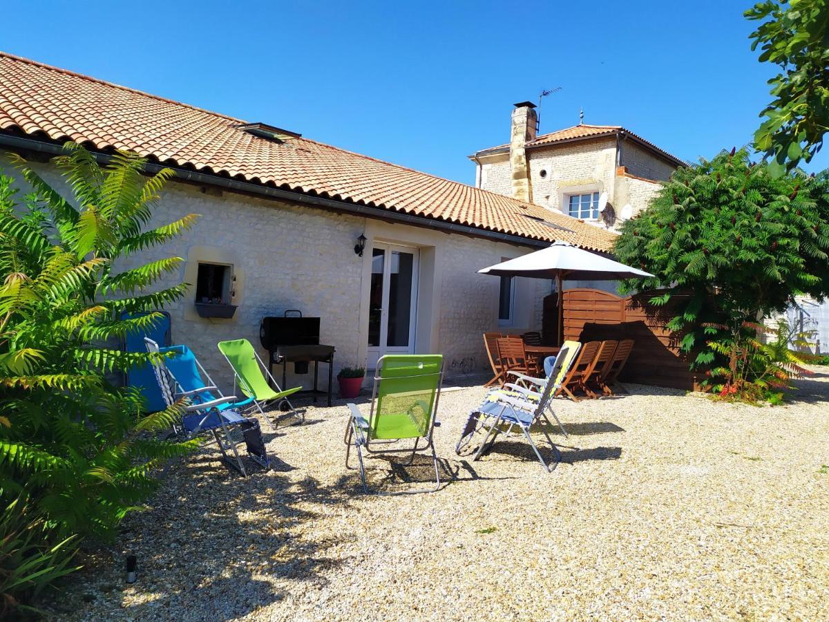 Les Gites Du Vigneron Et Cd'H Saint-Seurin-de-Palenne Exterior foto